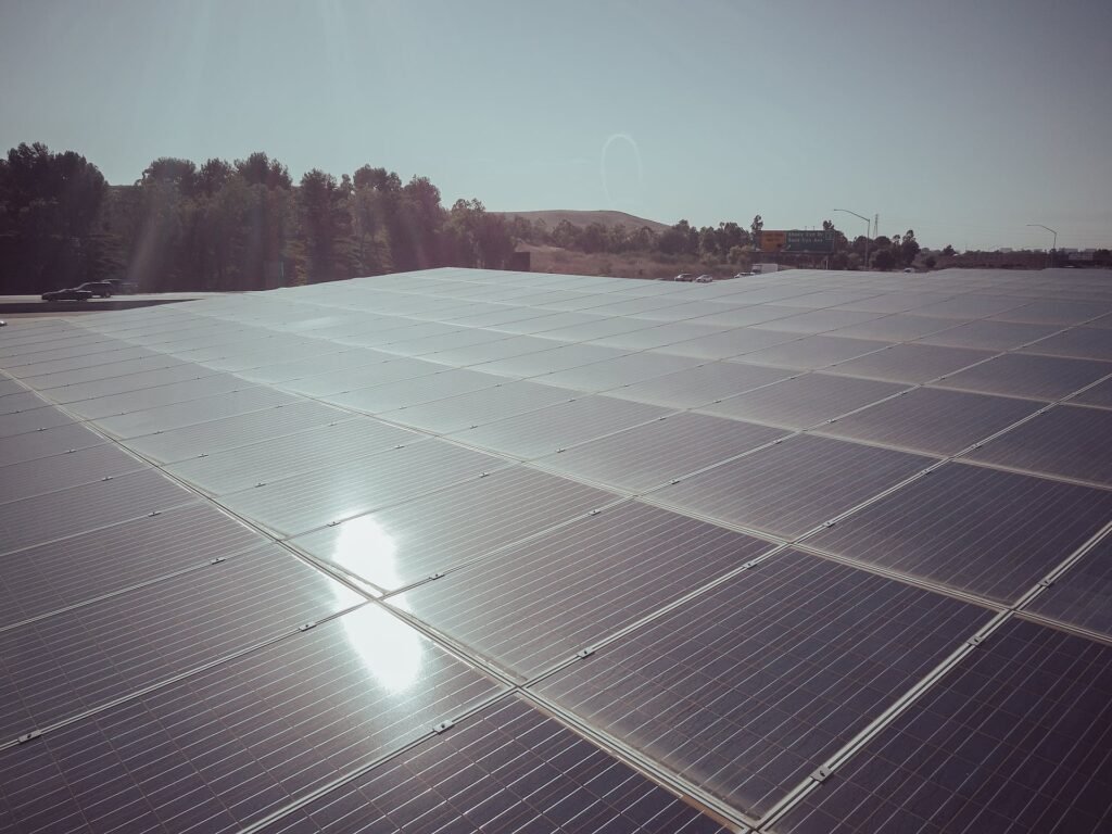 Grande installation de panneaux solaires