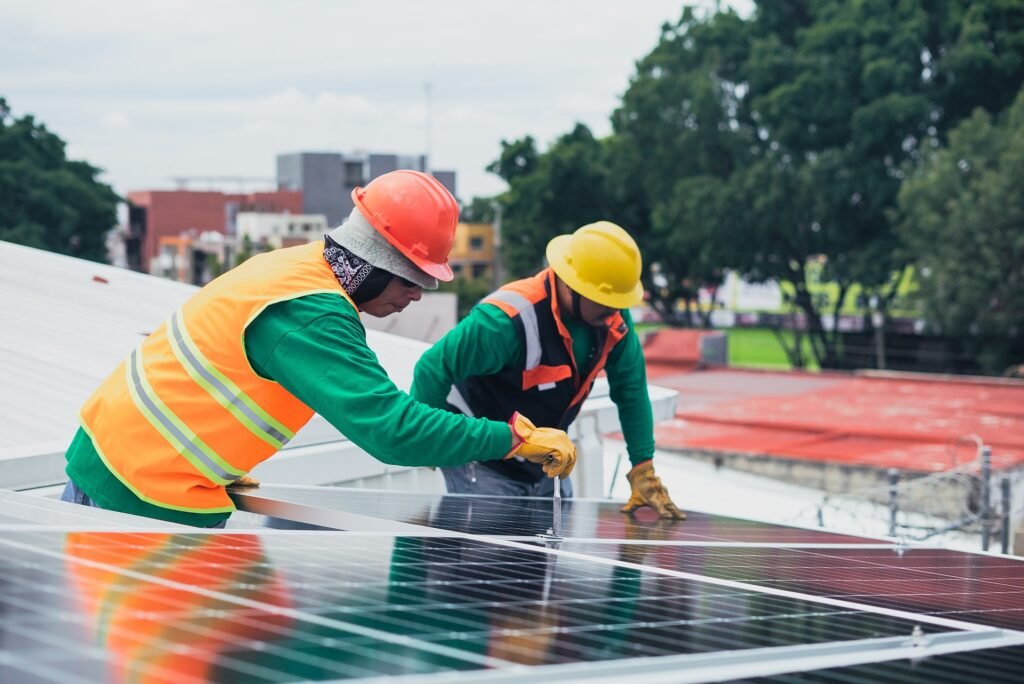 Techniciens intervenants sur des panneaux solaires.