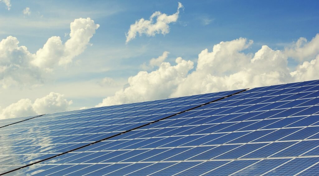 Panneaux solaires installés sur toiture.
