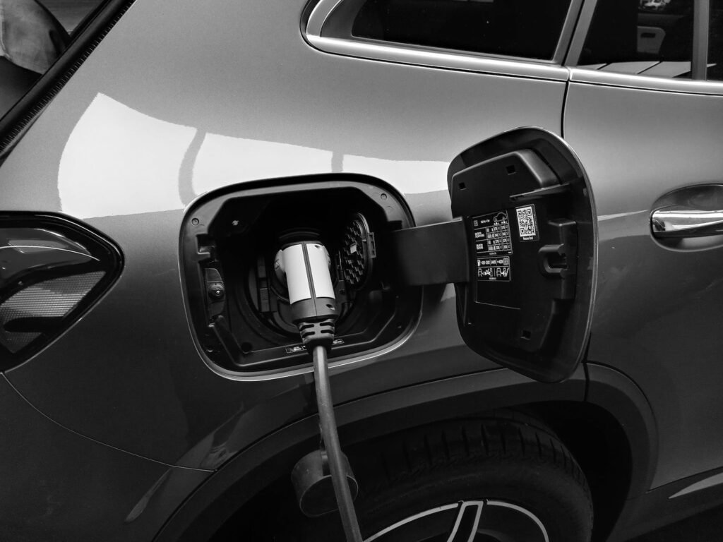 Recharge d'une voiture électrique.