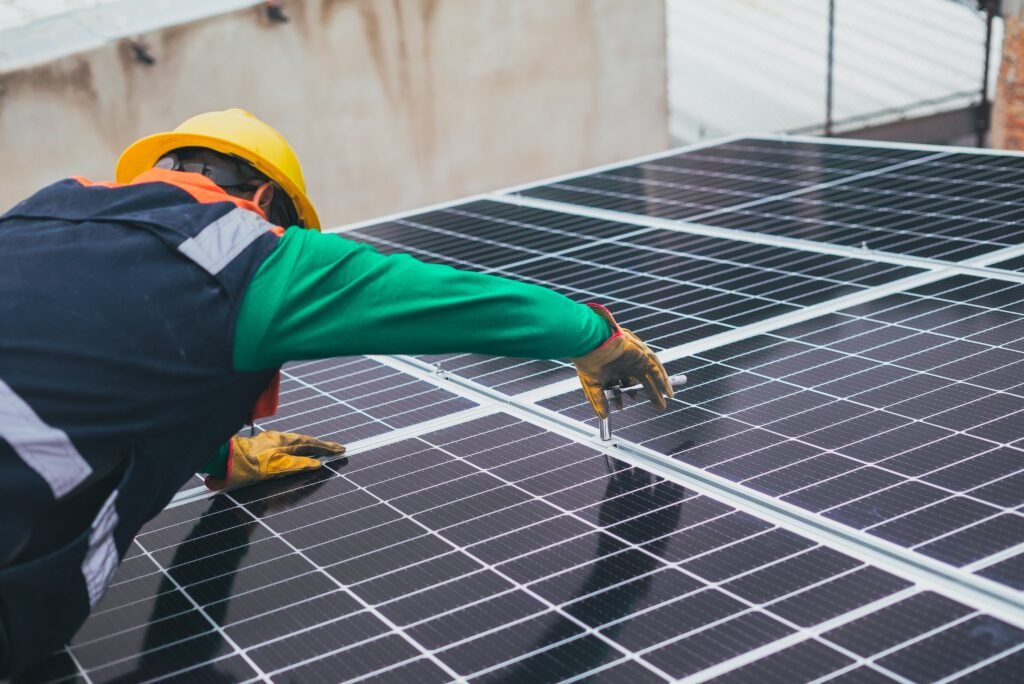 Technicien panneaux solaires