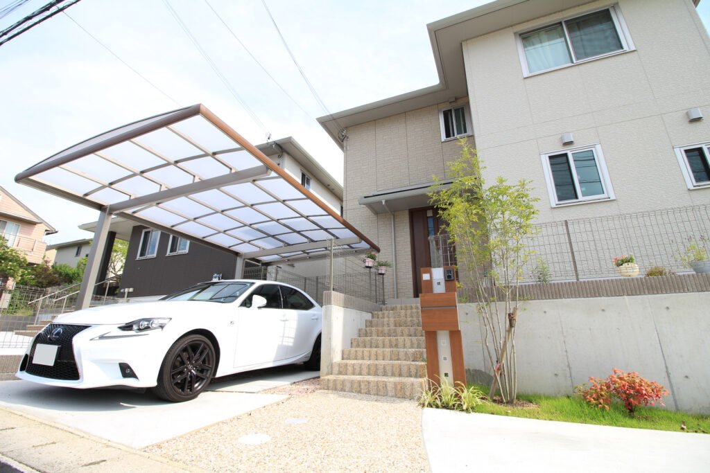 Un carport de votre maison individuelle équipé de panneaux solaires.